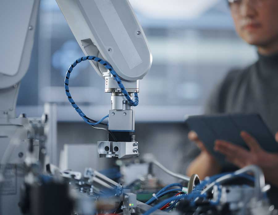 QAD запускает новую эру операционного искусственного интеллекта в сфере производства